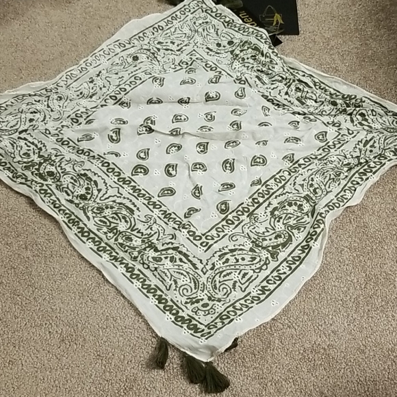 3/$20 ๐ NWT Madden bandana square - Picture 4 of 6